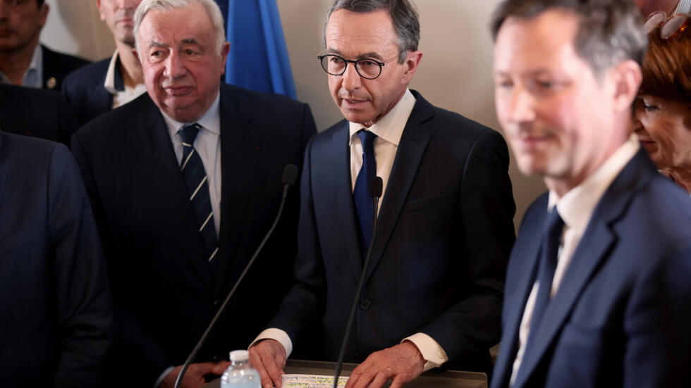 El ministro del Interior francés, Bruno Retailleau (c), pronuncia un discurso tras ser elegido presidente del partido Los Republicanos, en París, el 18 de mayo de 2025