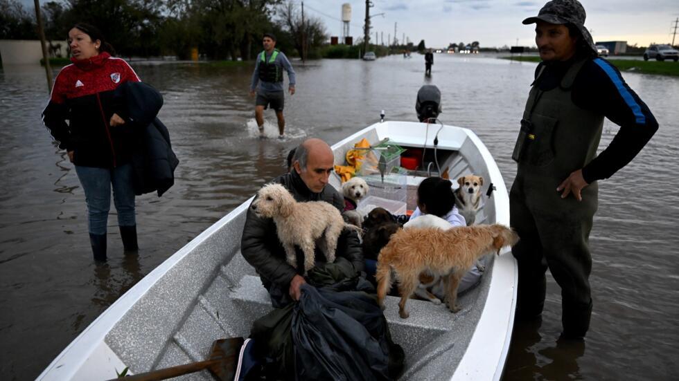 Una familia rescatada tras la inundación de su casa por las fuertes tormentas en Campana, provincia de Buenos Aires