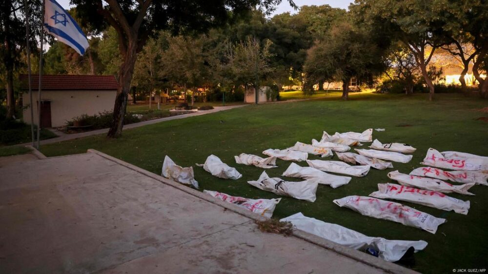 Cadáveres cubiertos sobre la hierba en el Kibbutz Beeri, tras el ataque de Hamás del 7 de octubre de 2023.