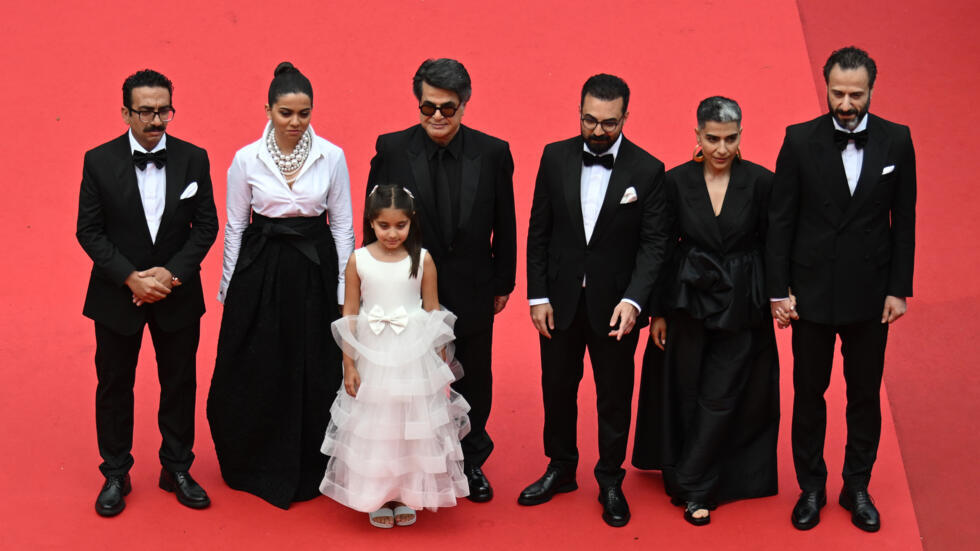 El director iraní Jafar Panahi (c) llega con los actores Vahid Mobasseri (izq.), Majid Panahi (3º drcha.) y Ebrahim Azizi (drcha.) a la proyección de su película "un simple accidente" en el Festival de Cannes, en Francia, el 20 de mayo de 2025