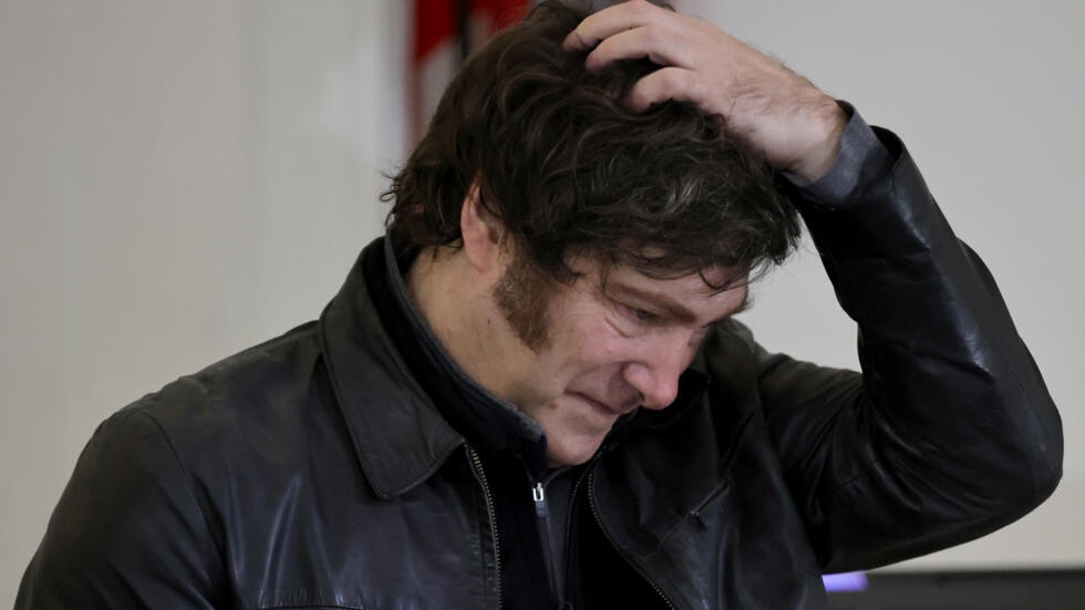 El presidente de Argentina, Javier Milei, vota en las elecciones legislativas en la ciudad de Buenos Aires el 18 de mayo de 2025