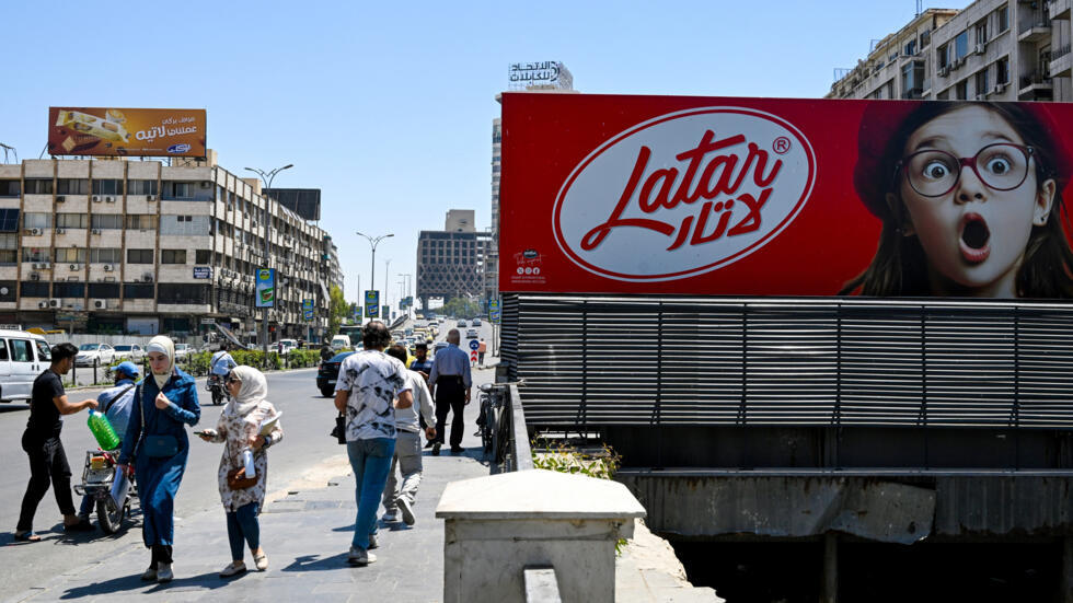 Un anuncio de chocolate, fotografiado en Damasco el 20 de mayo de 2025