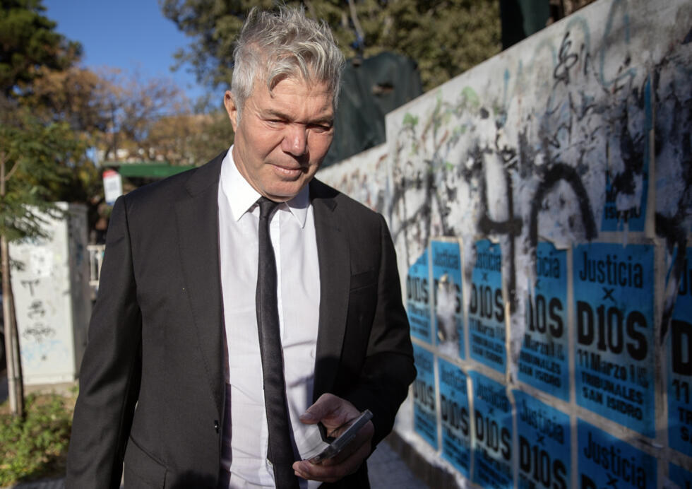 Fernando Burlando, abogado de las hijas de la leyenda del fútbol argentino Diego Maradona, Dalma y Gianinna Maradona, llega al tribunal para la audiencia del juicio por la muerte de Maradona en San Isidro, provincia de Buenos Aires, el 13 de mayo de 2025