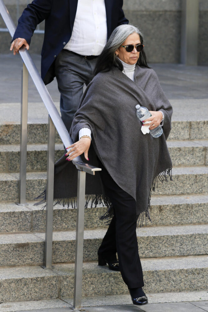 Regina Ventura, madre de Casandra Ventura, abandona el Tribunal Federal del Distrito Sur de Manhattan tras declarar en el juicio a Sean "Diddy" Combs, expareja de su hija, en Nueva York, el 20 de mayo de 2025