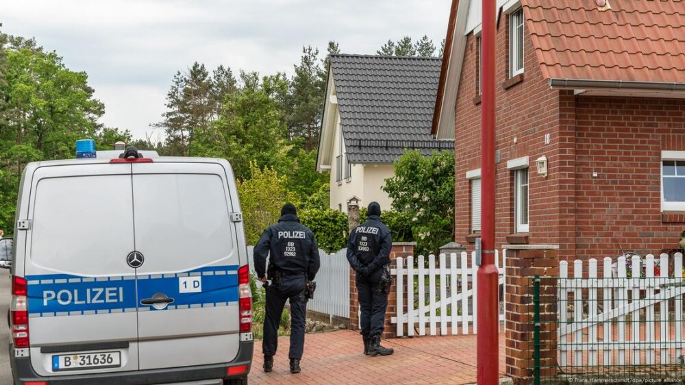 Policía registra una casa en Altdöbern, Brandeburgo.