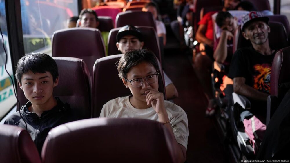 Migrantes asiáticos en un autobús en Costa Rica (foto de archivo).