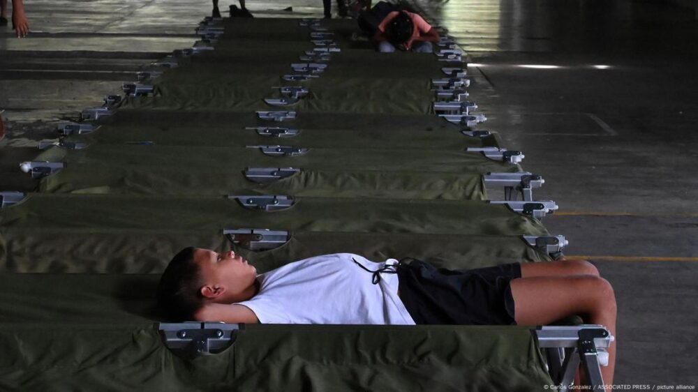COSTA RICA | Chico migrante descansa sobre un catre de una hilera de catres (imagen de archivo de 2023).