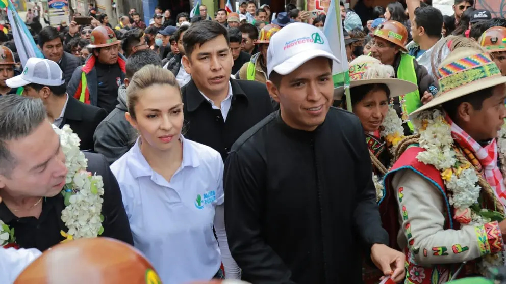 El candidato a presidente por Alianza Popular, Andrónico Rodríguez y su compañera de fórmula, Mariana Prado, salen del Hotel Europa para la inscripción del binomio en el Tribunal Supremo Electoral (TSE). APG