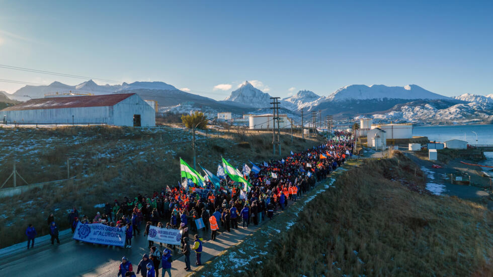 Trabajadores de empresas electrónicas y sindicatos marchan durante una protesta en Ushuaia, para exigir que el presidente Javier Milei dé marcha atrás en su decisión de reducir los aranceles a los teléfonos móviles importados