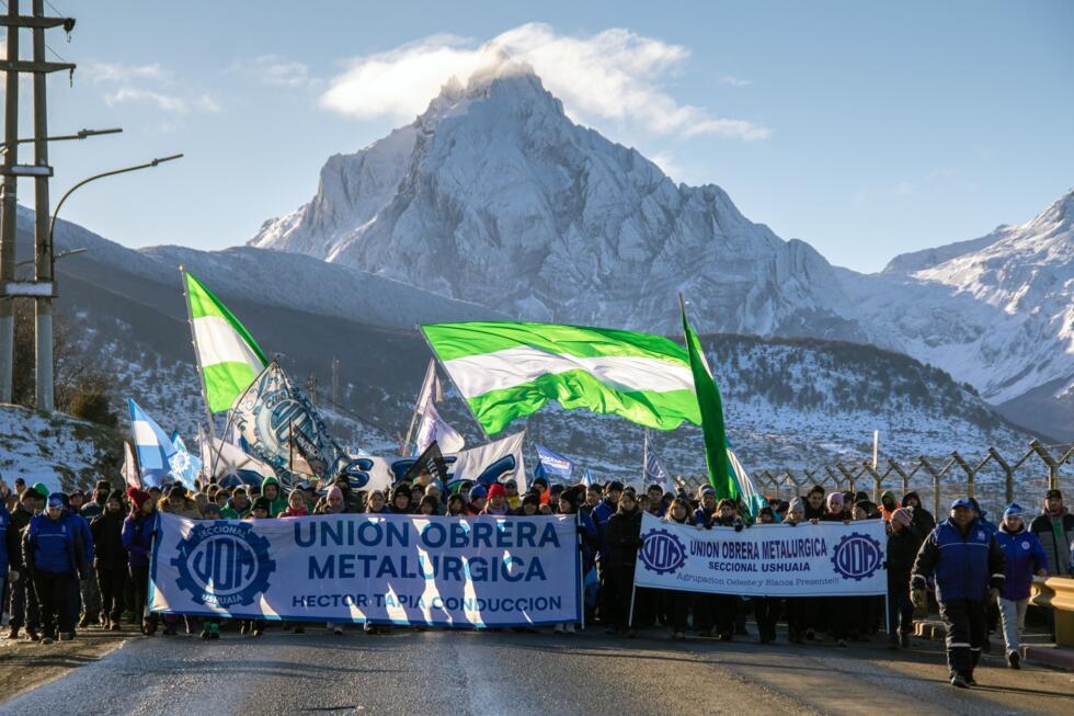 Trabajadores de empresas electrónicas y sindicatos marchan durante una protesta en Ushuaia, para exigir que el presidente Javier Milei dé marcha atrás en su decisión de reducir los aranceles a los teléfonos móviles importados