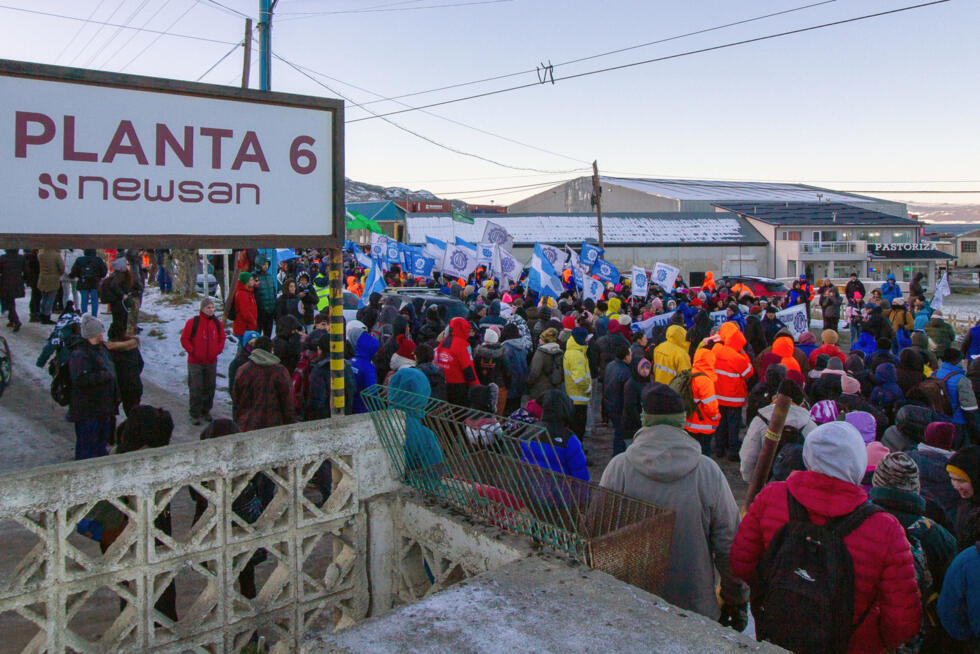 Trabajadores de empresas electrónicas y sindicatos marchan durante una protesta en Ushuaia, para exigir que el presidente Javier Milei dé marcha atrás en su decisión de reducir los aranceles a los teléfonos móviles importados