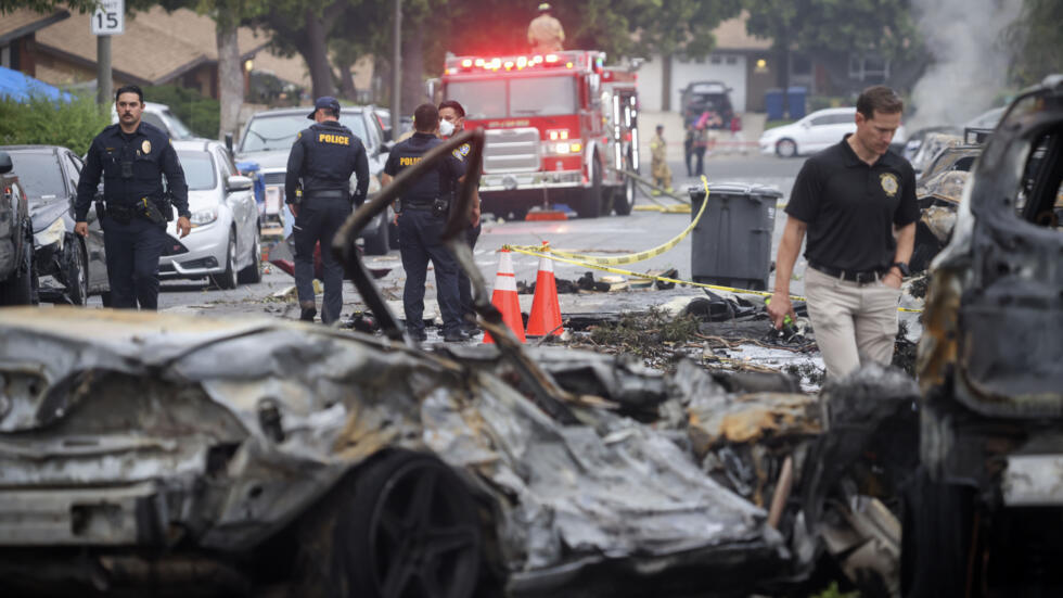 Autoridades inspeccionan el área residencial de San Diego, California, EEUU, donde se estrelló un pequeño avión privado el 22 de mayo de 2025