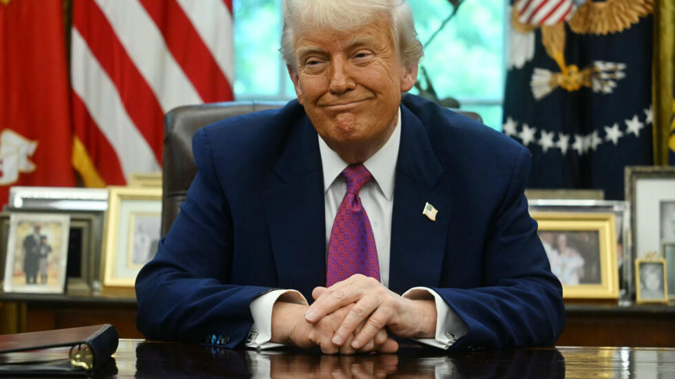 El presidente de EEUU, Donald Trump, sonríe durante un acto en el Despacho Oval de la Casa Blanca, el 20 de mayo de 2025 en Washington