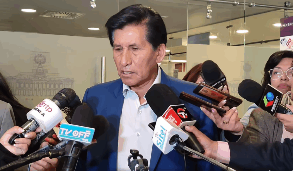 El senador Félix Ajpi es entrevistado por la prensa.