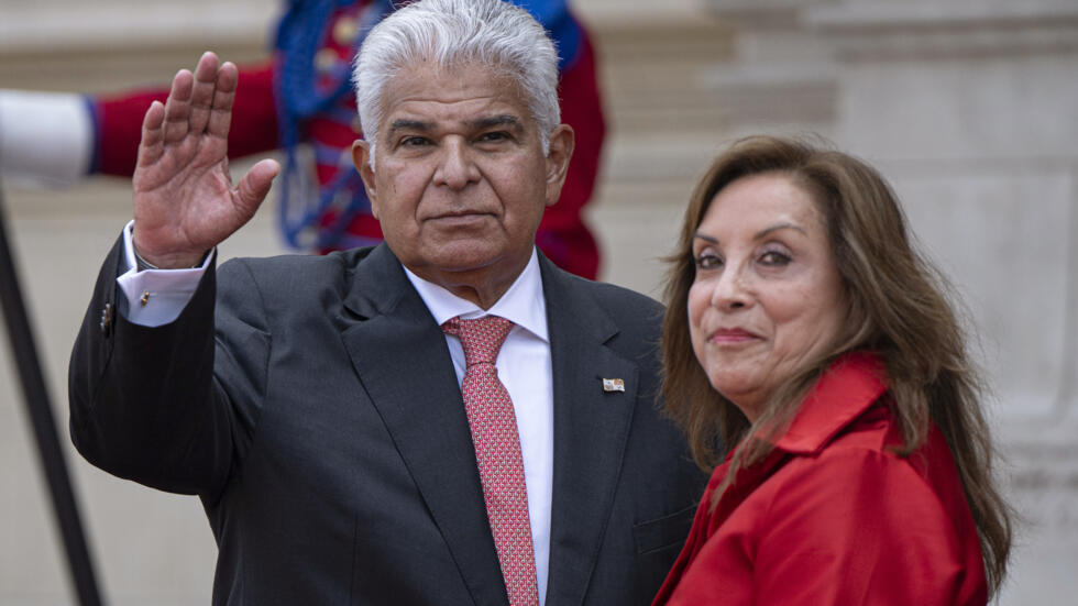 El presidente de Panamá, José Raúl Mulino, saluda a la prensa durante una visita a su homóloga peruana, Dina Boluarte, en Lima, el 11 de abril de 2025