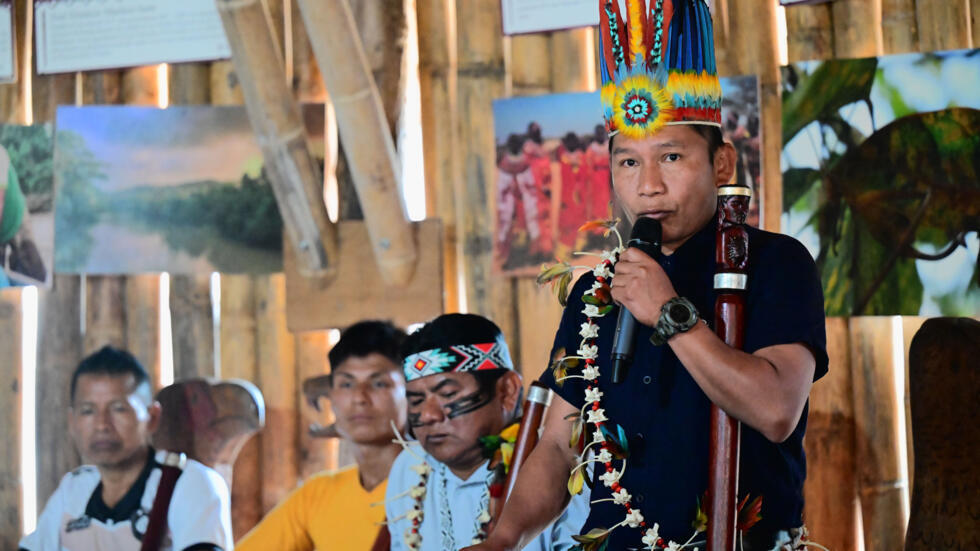 Hernán Malaver, presidente del pueblo Sarayakudel, habla durante la apertura de la Cumbre Latinoamericana de Líderes Indígenas en Sarayaku, provincia de Pastaza, Ecuador, el 22 de mayo de 2025.
