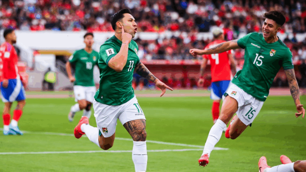 En el partido de ida, Carmelo Algarañaz y Miguel Terceros dieron la victoria (2-1) a Bolivia en Santiago. Foto. Internet 
