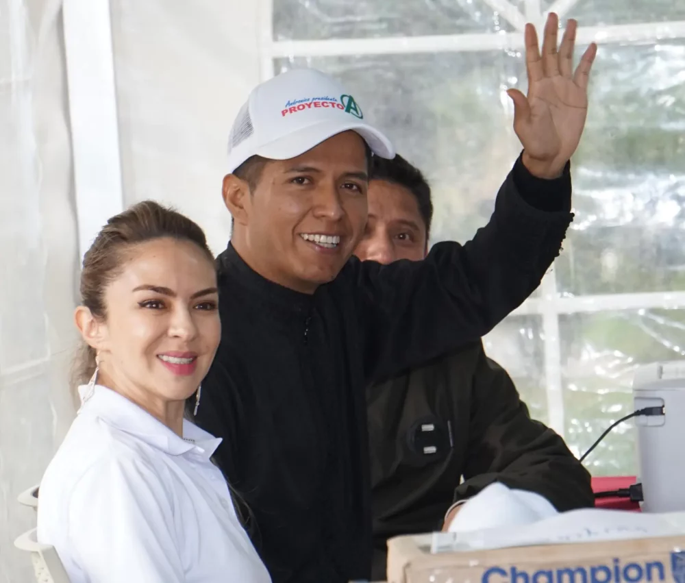 Mariana Prado junto a Andrónico Rodríguez en el TSE; el lunes. Foto: APG