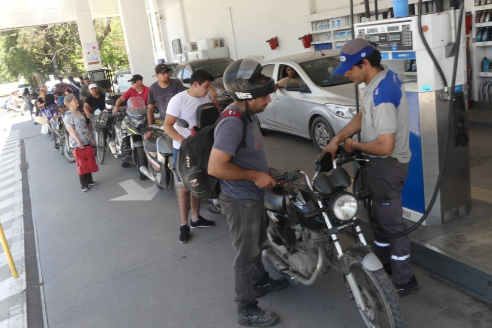 Diputado denuncia falta de transparencia de YPFB sobre la escasez de combustible en Trinidad
