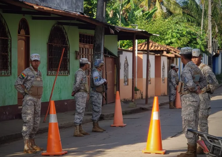 Los militares ya refuerzan los controles. Foto: Bolivia Tv.