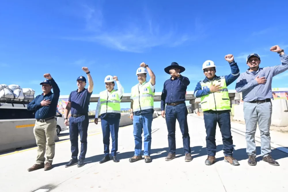 El presidente Luis Arce durante la entrega de la Doble Vía Sucre-Yamparáez. Foto: Lucho Arce.