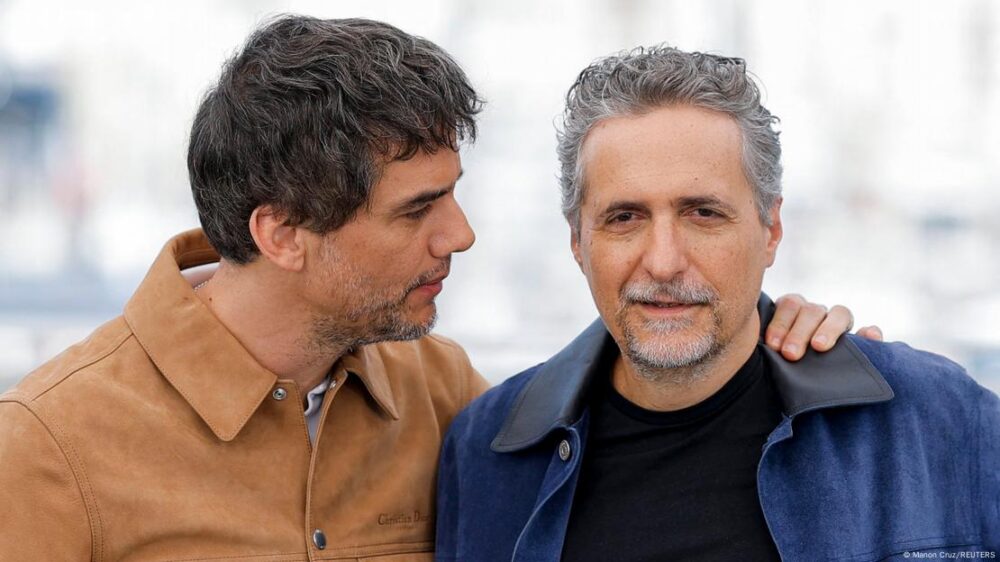 Wagner Moura y Kleber Menconça Filho, posan durante la presentación de la película 'Agente secreto' en Cannes.