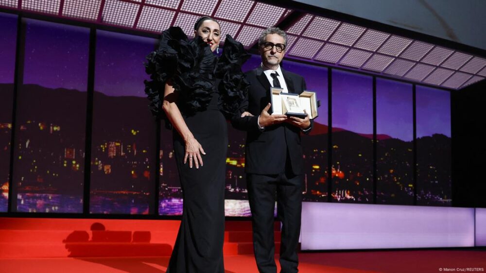 Kleber Mndonça Filho recibió el Premio a Mejor Director de manos de la actriz española Rossi de Palma.