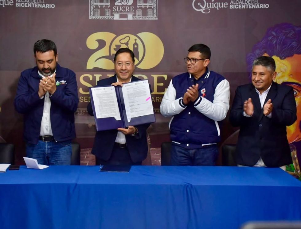 El presidente Luis Arce (2i) y el alcalde de Sucre, Enrique Leaño (2d) firmaron el convenio. 