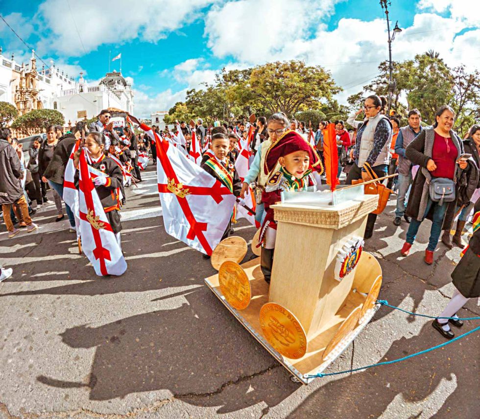 DESFILE. Estudiantes del Kínder Ángela Maurer destacan el Acta de la Independencia de Bolivia.