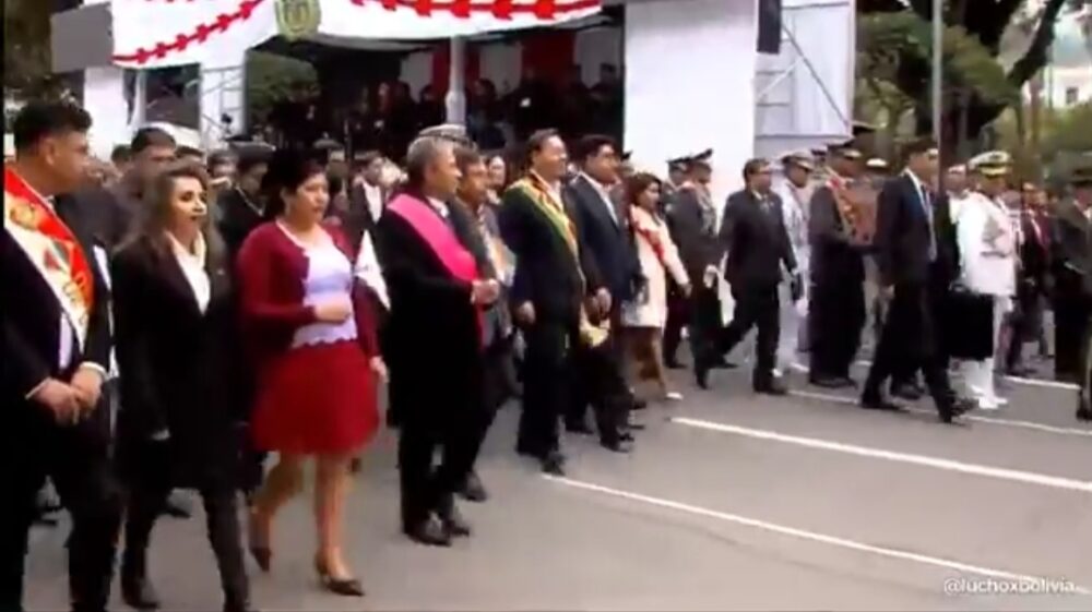 Arce rinde homenaje al 216 aniversario de la gesta libertaria de Chuquisaca con ofrenda floral e iza de las banderas 