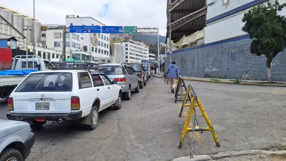 Esta semana, la crisis de combustible empeoró y conductores formaron filas interminables para conseguir gasolina y diésel en estaciones de servicio. Foto: M. Belmonte