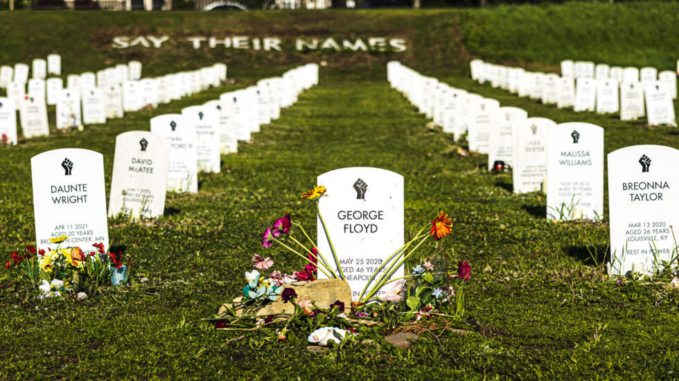 George Floyd se encuentra entre las lápidas modelo que llevan los nombres de las personas asesinadas por las fuerzas del orden en el cementerio 'Say Their Names' en Minneapolis.