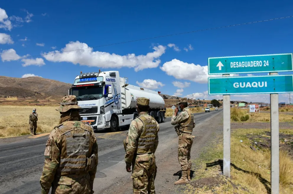 Militares refuerzan los controles para evitar la salida de alimentos de contrabando. Foto. ABI