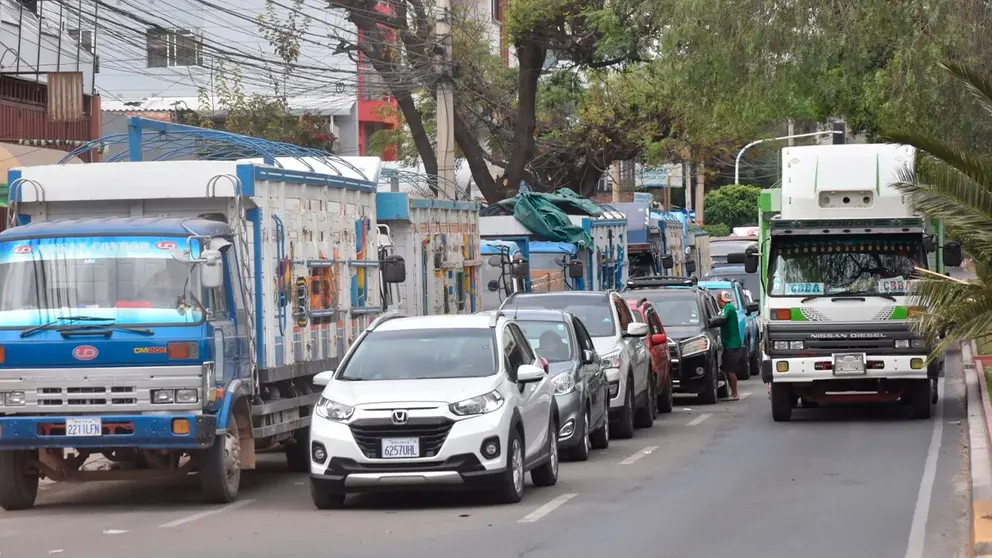 Vehículos forman una fila de cuadras en un surtidor de Cochabamba. NOÉ PORTUGAL