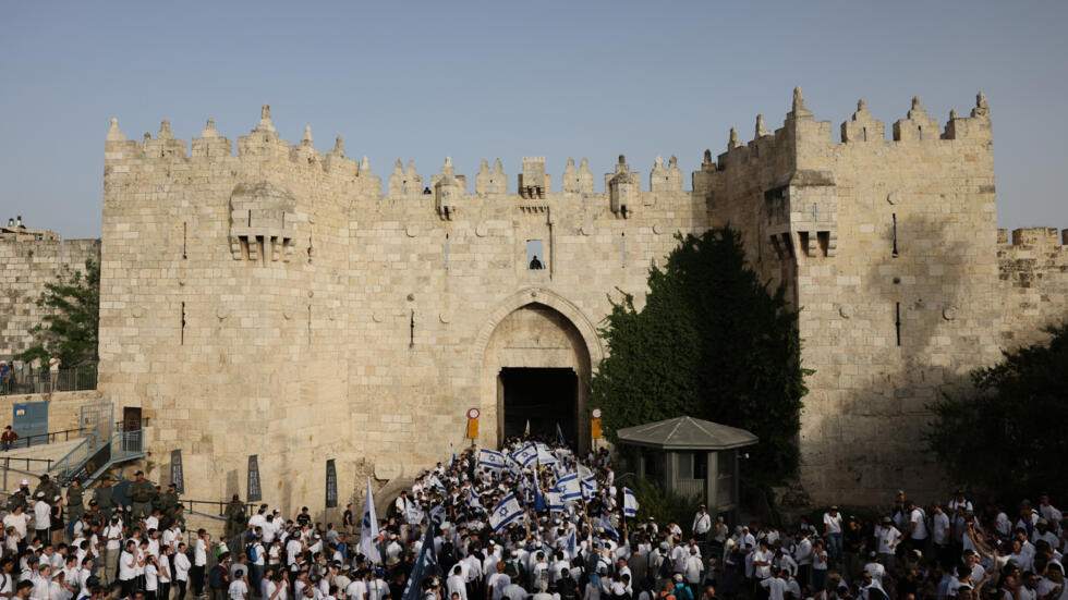 Activistas de extrema derecha frente a la Puerta de Damasco, en la Ciudad Vieja de Jerusalén, el 26 de mayo de 2025