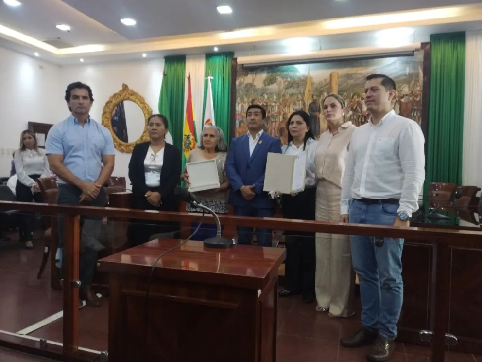 El Concejo Municipal y la esposa de Peña, en la testera del Legislativo edil. Foto: Rose Marie Sandóval (Facebook)