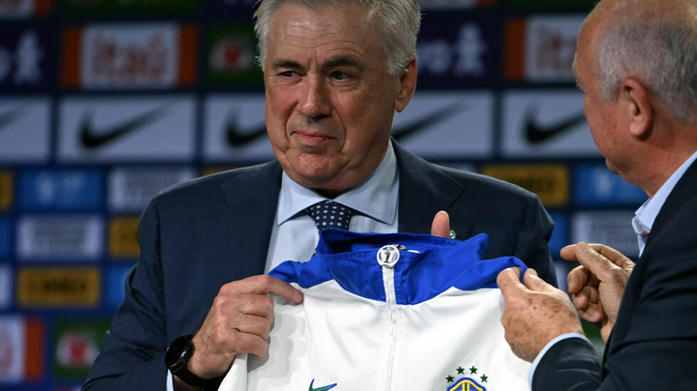 El flamante entrenador de la selección de fútbol de Brasil, Carlo Ancelotti, junto al campeón del mundo con la Canarinha en 2002, Luiz Felipe Scolari, durante la presentación del técnico italiano en un hotel de Rio de Janeiro el 26 de mayo de 2026