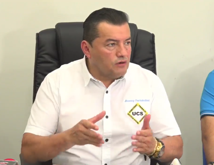 El alcalde de Santa Cruz en conferencia de prensa.