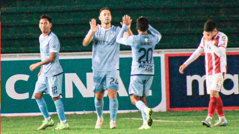 Festejo de los jugadores de Aurora, en Sucre. APG