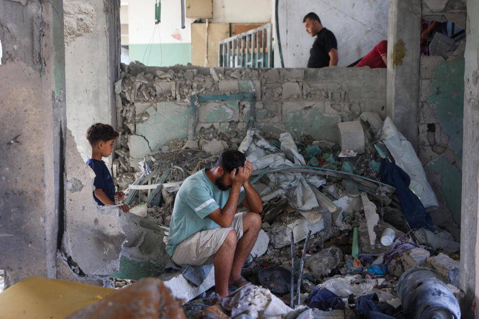 Un hombre se lamenta entre los escombros de la escuela Fahmi Al Jarjawi tras un bombardeo israelí, en Ciudad de Gaza, el 26 de mayo de 2025