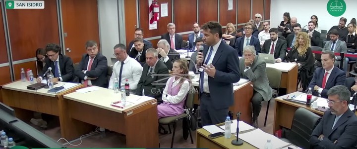 Una persona graba dentro de la sala de audiencias en el juicio por la muerte de Diego Maradona.