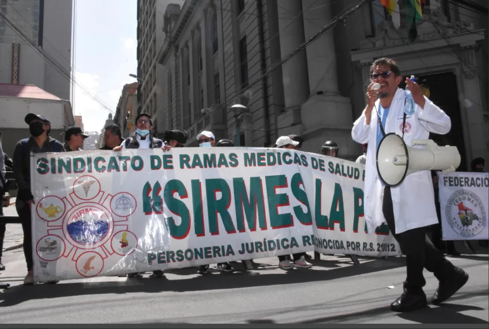 El secretario general del Sindicato de Ramas Médicas de la Salud Pública (Sirmes) La Paz, Fernando Romero. Foto: APG.