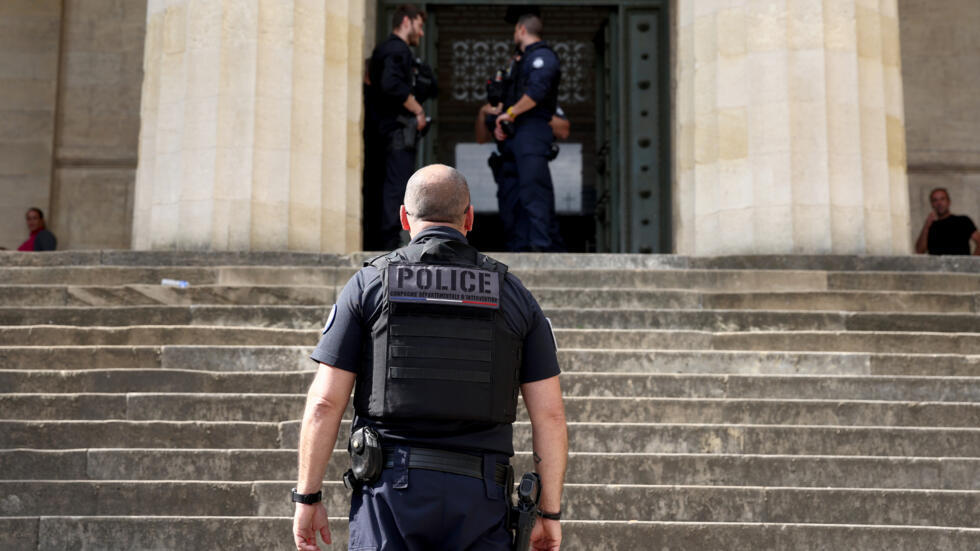Unos policías montan guardia a la entra de unos juzgados en Burdeos, el 23 de mayo de 2025 en la ciudad francesa