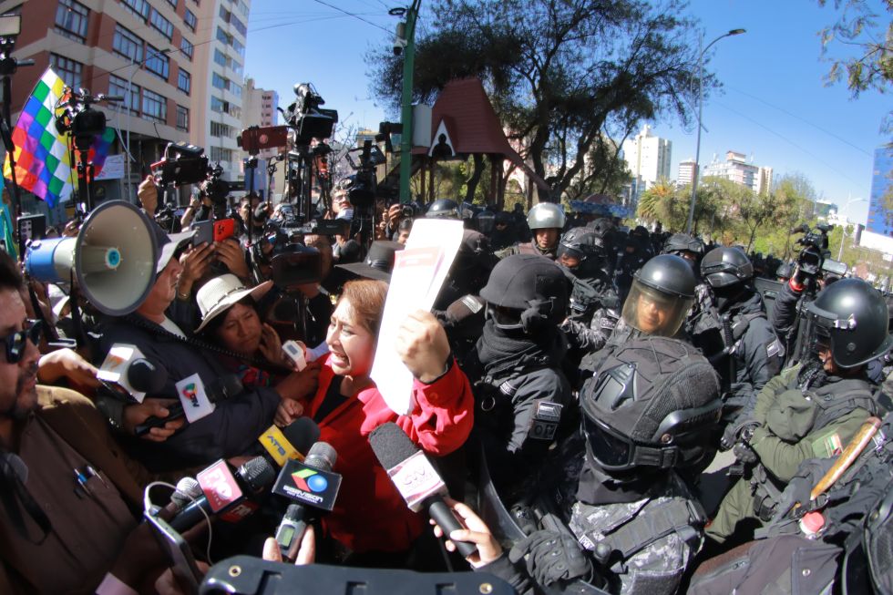 Ruth Nina, líder de PAN-Bol, en puertas del Tribunal Supremo Electoral. 