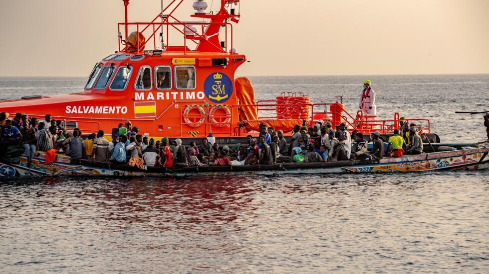 Un cayuco procedente de Senegal con 136 migrantes a bordo llega al puerto de La Restinga, en la isla de El Hierro, tras ser rescatado en el mar por un barco de Salvamento Marítimo, el 28 de noviembre de 2024 en el archipiélago español de las Canarias