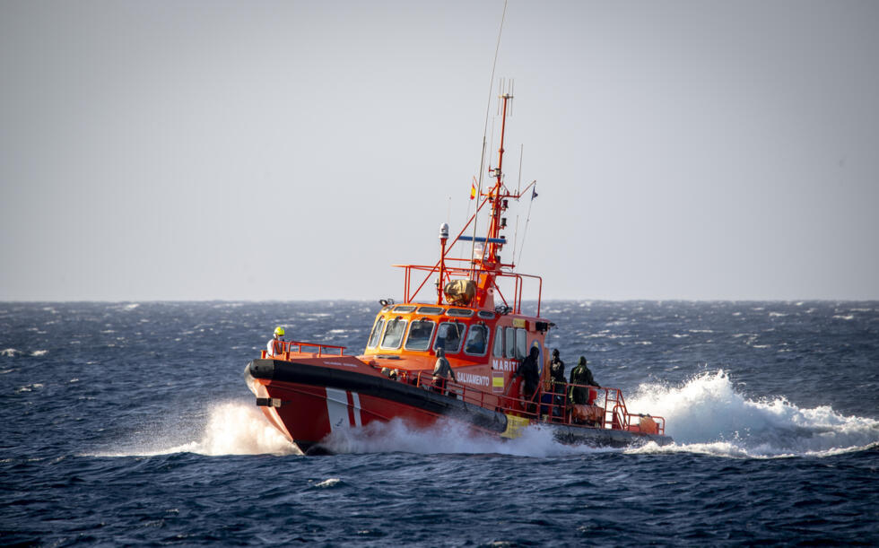 Una embarcación de Salvamento Marítimo con migrantes rescatados en el mar llega al puerto de La Restinga, en la isla de El Hierro, el 3 de diciembre de 2024 en el archipiélago español de las Canarias