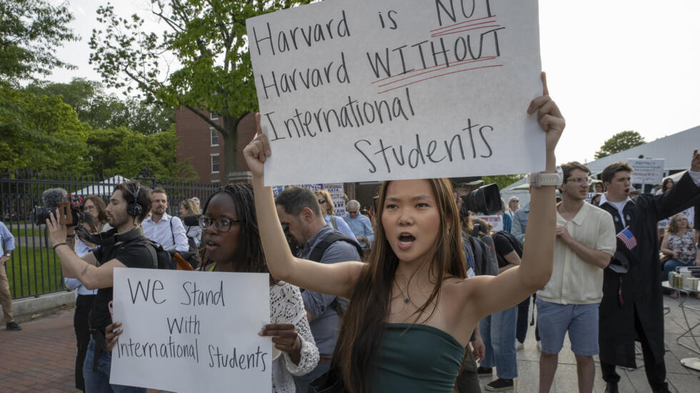 Estudiantes de Harvard lamentan que hayan empezado a sentir el impacto de la política de Donald Trump contra la prestigiosa universidad