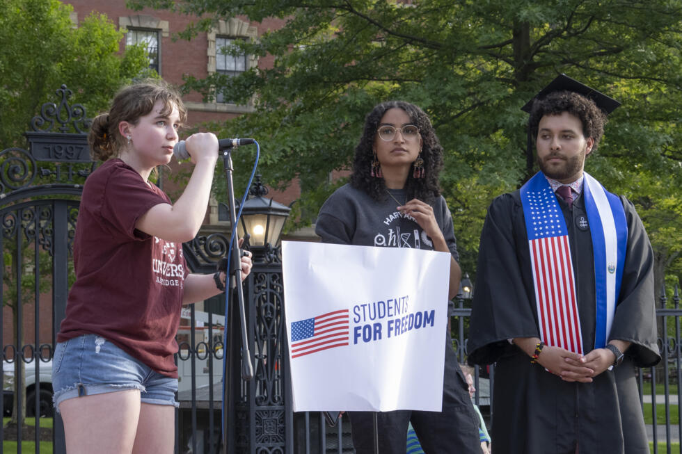 La estudiante Rae Trainer habla junto a sus colegas estudiantes Avinashi Bhandari y Víctor Flores durante una protesta estudiantil en la Universidad de Harvard en apoyo a los estudiantes internacionales, en Boston, Massachusetts, el 27 de mayo de 2025