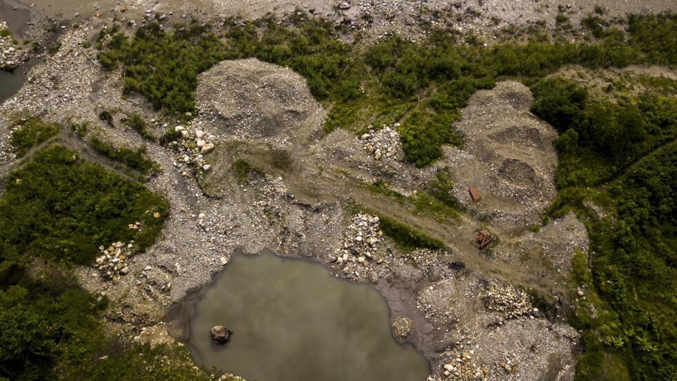 Organizaciones indígenas y ambientalistas denunciaron las actividades de la minera Terraearth, que opera a lo largo del río Jatunyacu en la provincia amazónica de Napo, en el este de Ecuador