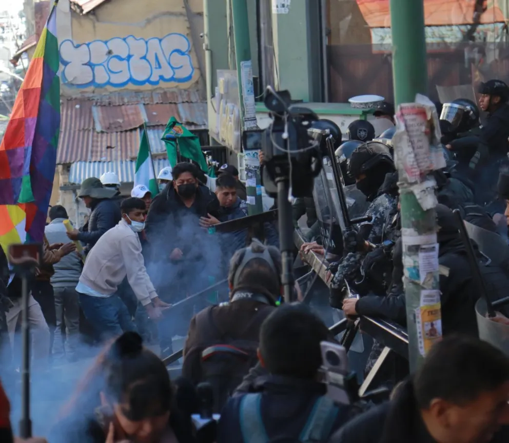 Movilizados, policías y periodistas cerca la plaza Murillo. Foto: APG 